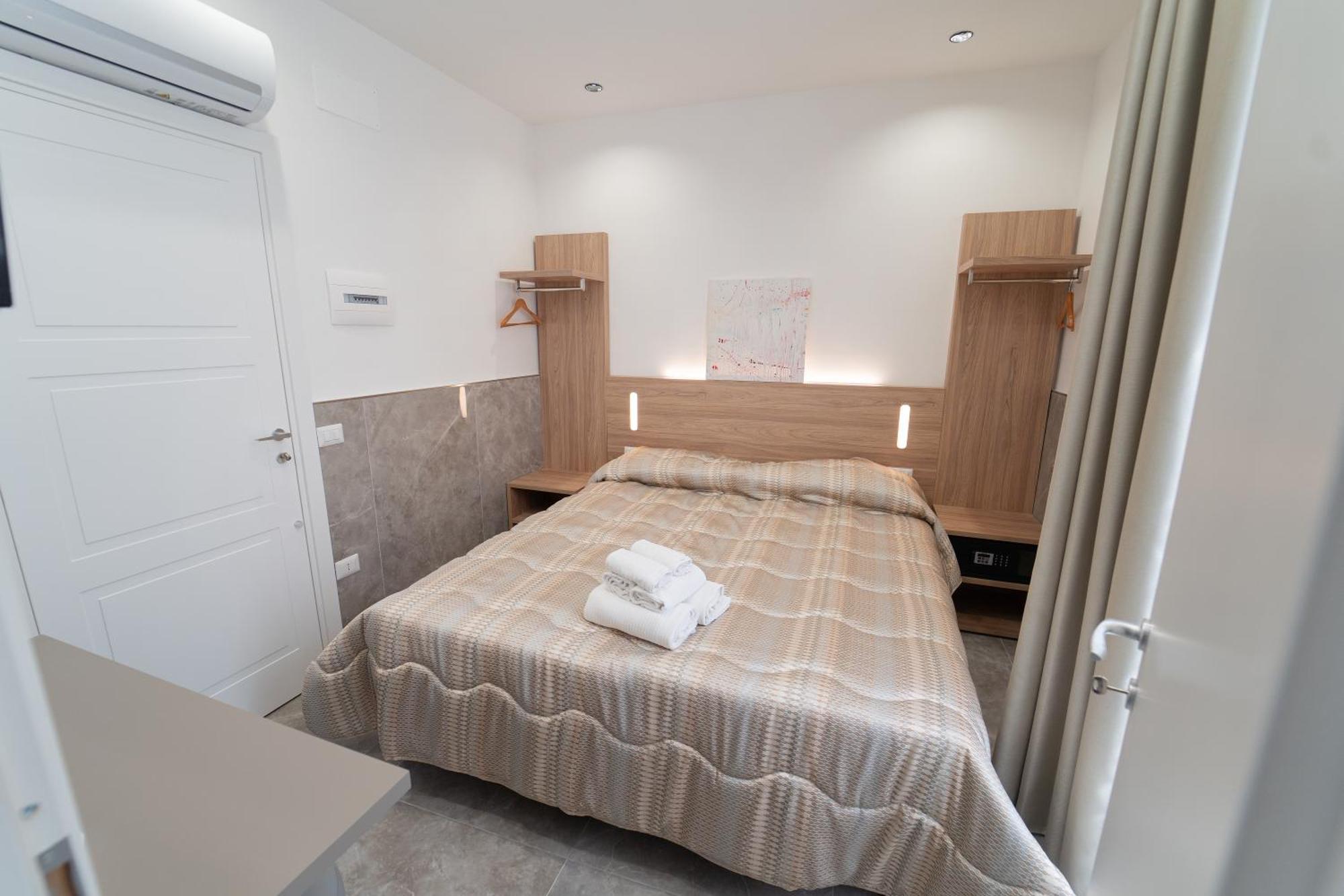 Le 4 Stagioni Dante H Centro, By Clapa Group 2* Naples